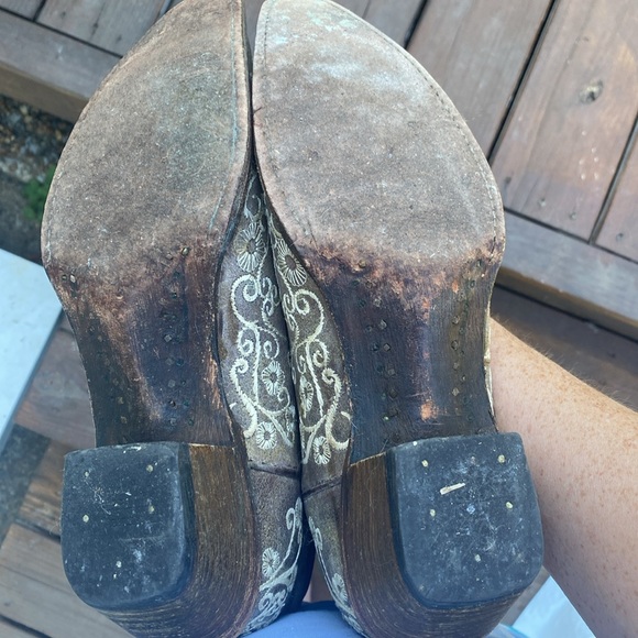 Women’s Corral Boots with Embroidered Flower Detail - Picture 8 of 8